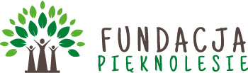 Logo Fundacji Pięknolesie przedstawiające drzewo z zielonymi liśćmi, pień nawiązujący kształtem do sylwetek trzech radosnych ludzi, obok znajduje się napis "FUNDACJA PIĘKNOLESIE".