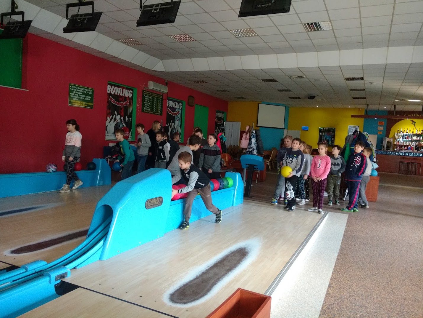 Dzieci grające w kręgle podczas zimowiska zorganizowanego przez Fundację Pięknolesie.