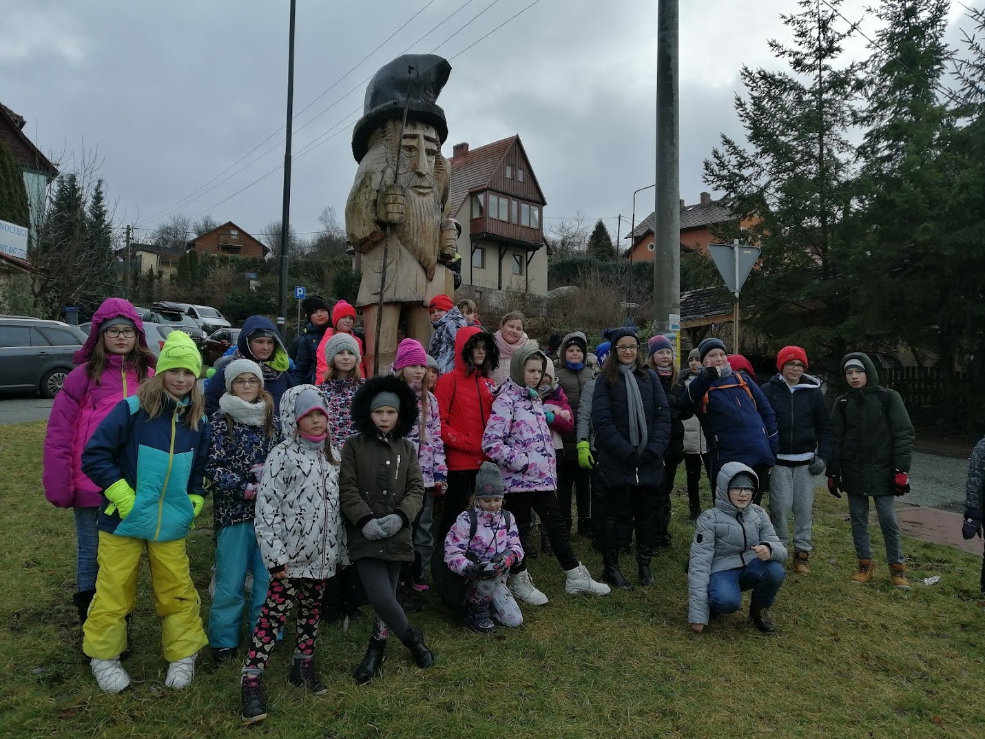 Dzieci i młodzież bawią się na podczas wycieszki w trakcie Zimowiska