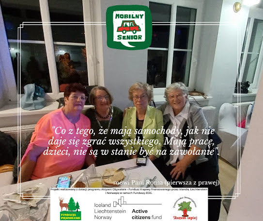 Cztery seniorki siedzą przy stole podczas spotkania projektu „Mobilny Senior”, na zdjęciu znajduje się cytat jednej z uczestniczek i logotypy partnerów projektu.